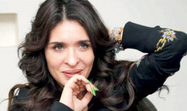 بعد ظهورها بملابس الإحرام.. فنانة وراقصة مصرية تتزوج أثناء أداء مناسك العُمرة في السعودية (صور وفيديو)