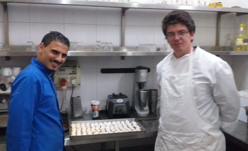 تراند اليوم : بالصور-في روتس غزة.. الطهاة الفلسطينيين والفرنسيين يعدان أطباق الحلوى الشهية ضمن أسابيع الطهي