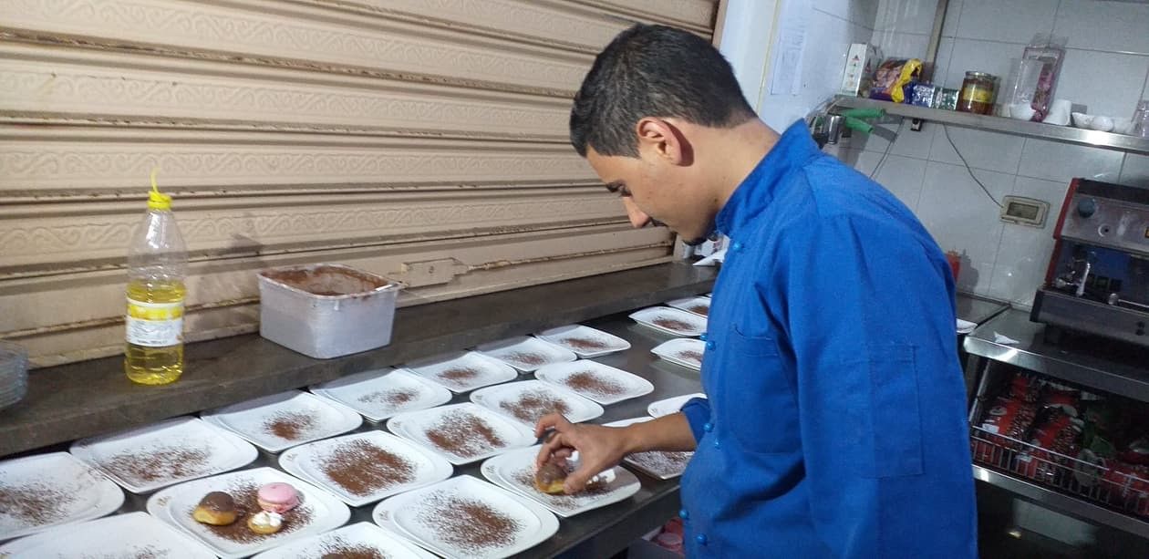 تراند اليوم : بالصور-في روتس غزة.. الطهاة الفلسطينيين والفرنسيين يعدان أطباق الحلوى الشهية ضمن أسابيع الطهي