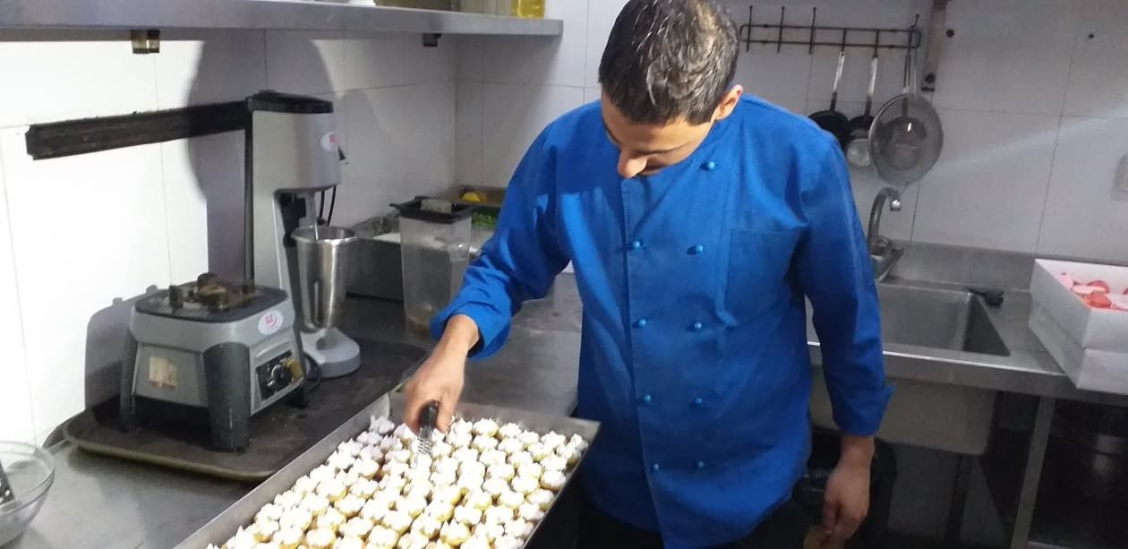 تراند اليوم : بالصور-في روتس غزة.. الطهاة الفلسطينيين والفرنسيين يعدان أطباق الحلوى الشهية ضمن أسابيع الطهي