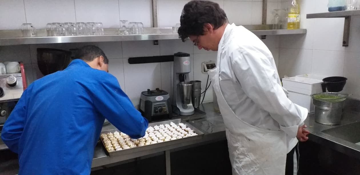 تراند اليوم : بالصور-في روتس غزة.. الطهاة الفلسطينيين والفرنسيين يعدان أطباق الحلوى الشهية ضمن أسابيع الطهي