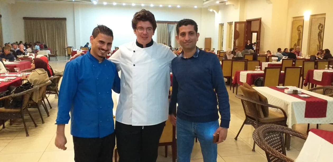 تراند اليوم : بالصور-في روتس غزة.. الطهاة الفلسطينيين والفرنسيين يعدان أطباق الحلوى الشهية ضمن أسابيع الطهي