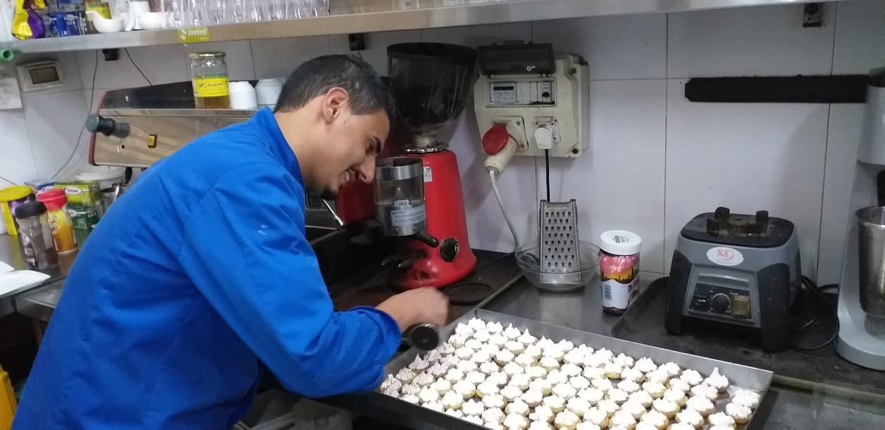 تراند اليوم : بالصور-في روتس غزة.. الطهاة الفلسطينيين والفرنسيين يعدان أطباق الحلوى الشهية ضمن أسابيع الطهي