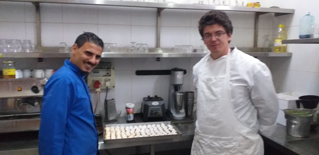 تراند اليوم : بالصور-في روتس غزة.. الطهاة الفلسطينيين والفرنسيين يعدان أطباق الحلوى الشهية ضمن أسابيع الطهي