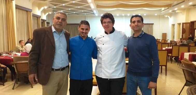 تراند اليوم : بالصور-في روتس غزة.. الطهاة الفلسطينيين والفرنسيين يعدان أطباق الحلوى الشهية ضمن أسابيع الطهي