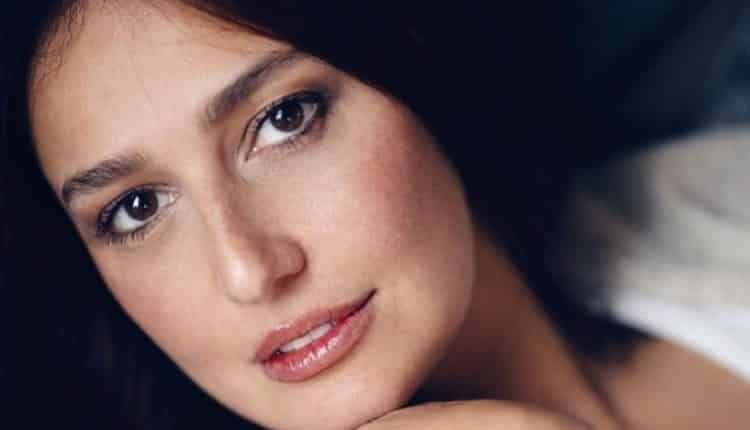الفنانة المصرية حلا شيحة تنشرُ صورتها مع ابنتها تضير ضجة عارمة في مواقع التواصل الاجتماعي (صور)