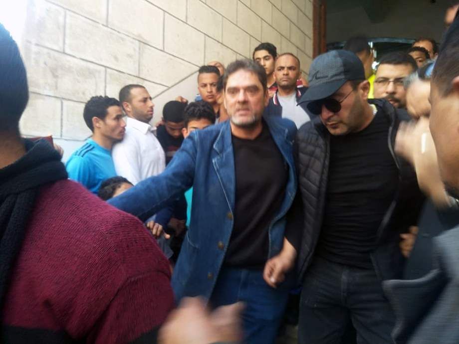 شاهدوا الشرطة تتدخل لإخراج أحمد السقا من جنازة محمود الجندي
