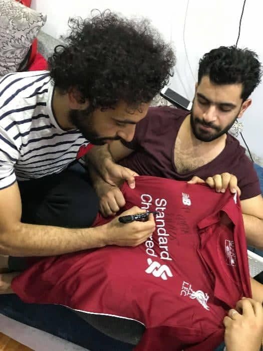 أبناء نجريج يرتدون تيشرت ليفربول.. شاهد إهداء صلاح فانلة الريدز لشقيقه