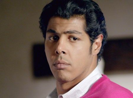 عمر متولي في لقطة نادرة من طفولته مع والده الفنان.. شاهد