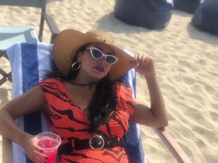 بالصور- رانيا يوسف تقضي إجازة عيد الفطر على الشاطئ