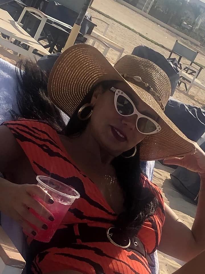 صور.. رانيا يوسف تستمع بإجازة العيد على البحر