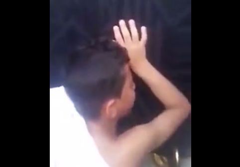 شاهد طفل يمني يدعو على السعودية في عقر دارها و أمام الكعبة ويبكي بشده ويثير المشاعر ويشعل مواقع التواصل