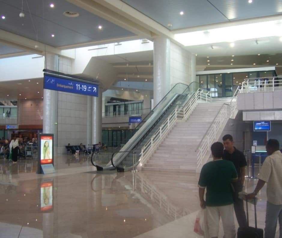 المملكة تهين اليمنيين وتمسح بكرامتهم الارض، لكن هذه اليمنية البطلة كانت اقوى من الشرعية ومن السفارة ورفعت رأس كل اليمنيين واوقفت الضابط المتغطرس عند حده واجبرته على تقديم الاعتذار (4 صور )