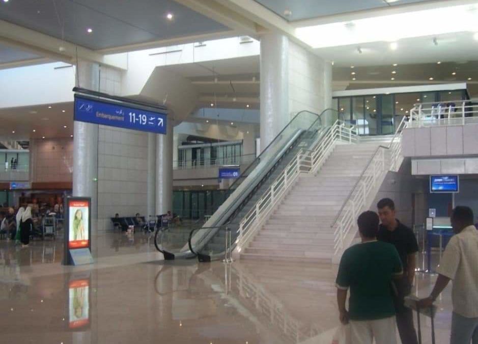 امريكية من اصول يمنية تقوم بهذا العمل في مطار الملكة عليا في الاردن الذي اثلج قلوب المسافرين اليمنيين!