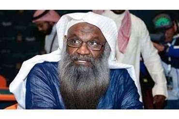 شاب سعودي يفاجئ إمام الحرم السابق بقوله .:«تُب إلى الله».. والأمام يرد عليه ؟