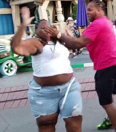 امرأة سمينة تفاجئ رجل وتبصق في وجهه في ديزني لاند.. شاهدوا ردة فعله العنيفة!