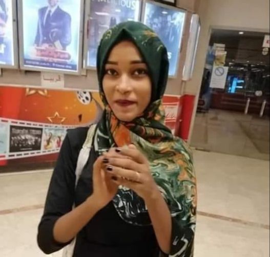 بالصورة: شاب يطلب يد فتاة ظهرت في فيديو متداول أثناء فض الإعتصام والهدايا تنهال عليه