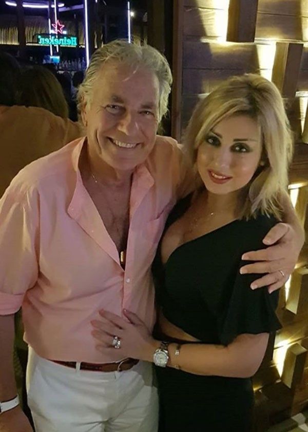 مصطفى فهمي يستعيد شبابه في شرم الشيخ وطلة جريئة لزوجته