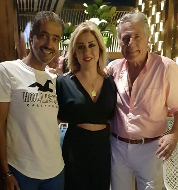 مصطفى فهمي يستعيد شبابه في شرم الشيخ وطلة جريئة لزوجته