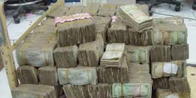 الحوثيون يحرقون مبالغ نقدية ضخمة في محافظة الحديدة