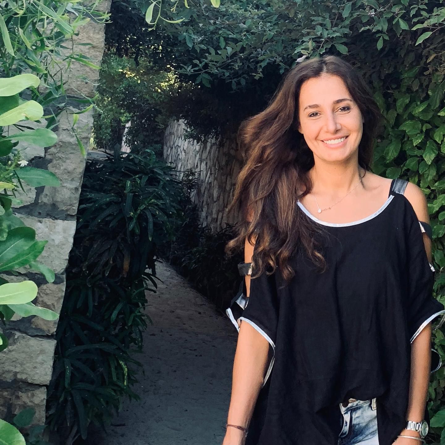 حلا شيحة تثير الجدل بملابس صيفية على الشاطئ… شاهدوا ماذا اختارت!