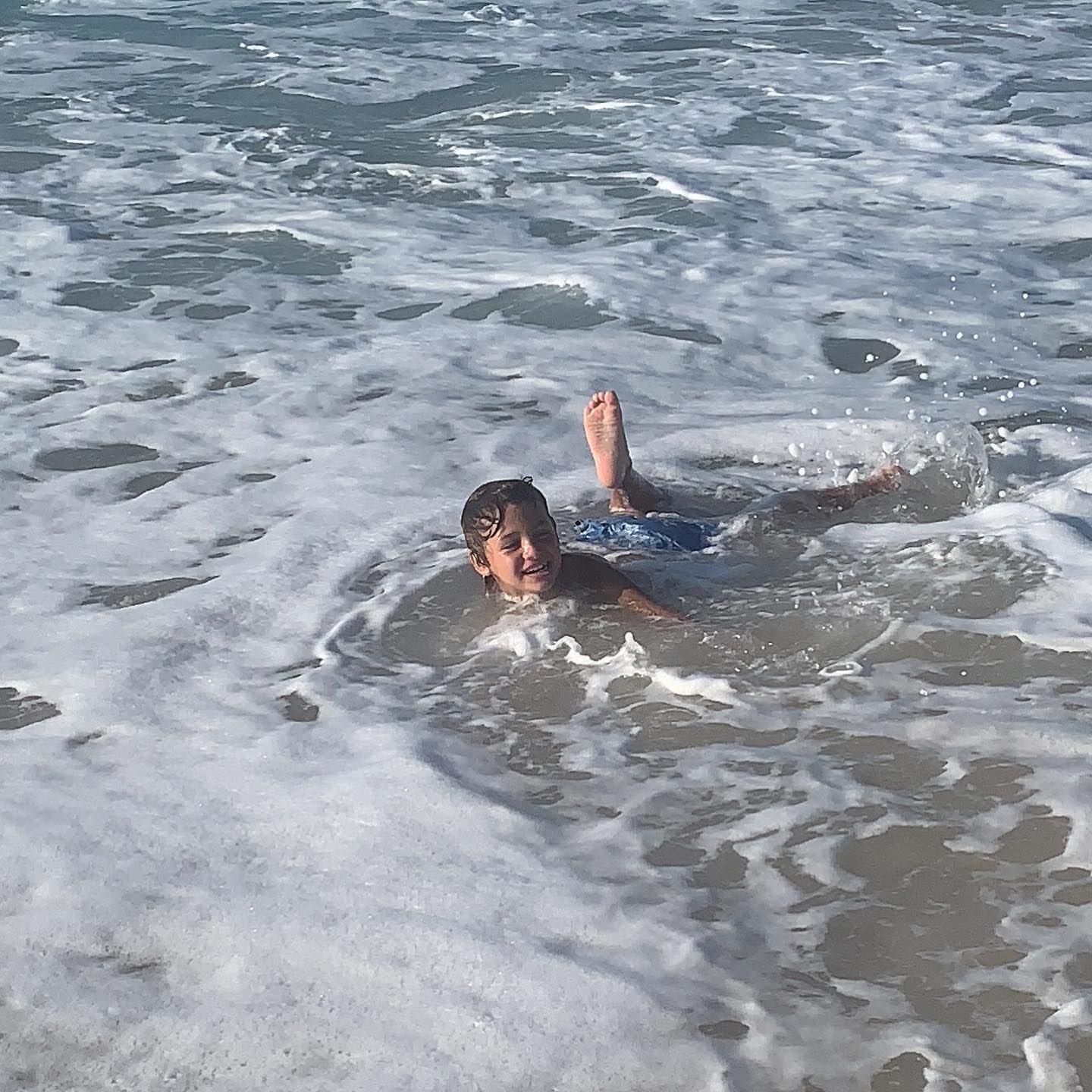 حلا شيحة تثير الجدل بملابس صيفية على الشاطئ… شاهدوا ماذا اختارت!