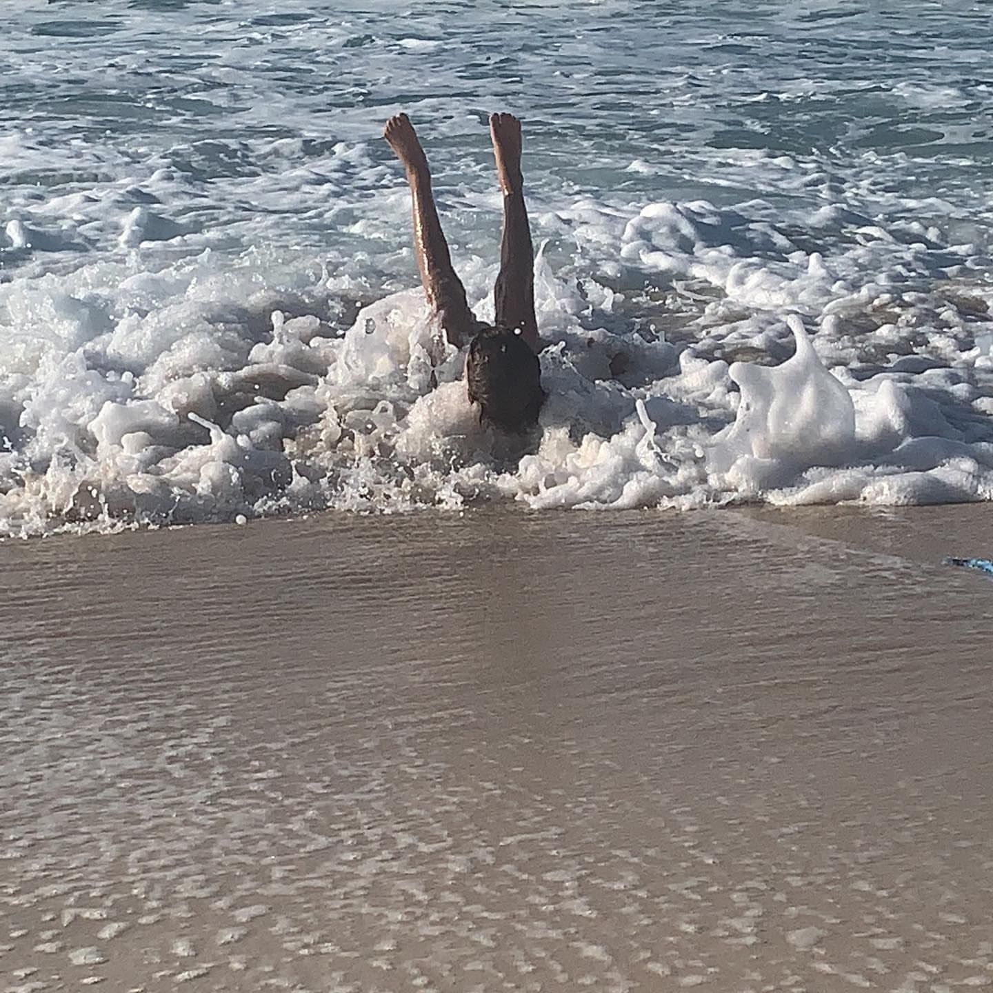 حلا شيحة تثير الجدل بملابس صيفية على الشاطئ… شاهدوا ماذا اختارت!