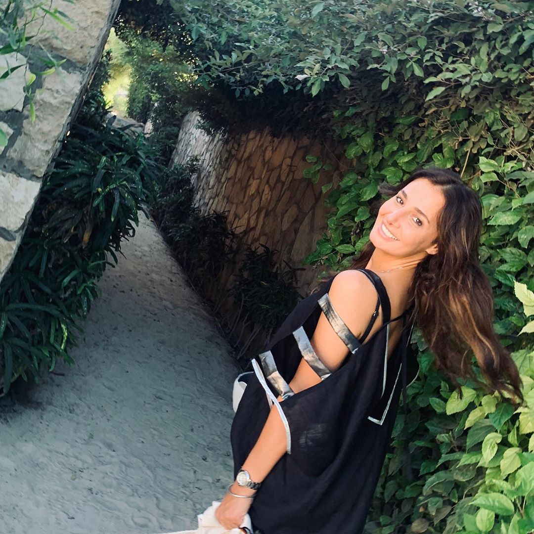 حلا شيحة تثير الجدل بملابس صيفية على الشاطئ… شاهدوا ماذا اختارت!