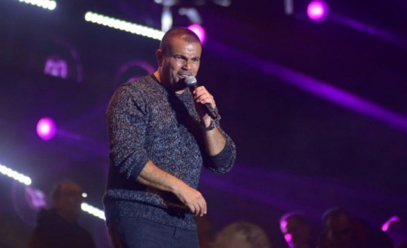 شاهد رقص عمرو دياب ودينا الشربيني في اليونان على نغمات أغنية بحبه