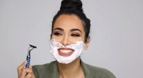 بالصور: خبيرة تجميل عراقية تحلق ذقنها بشفرة الحلاقة