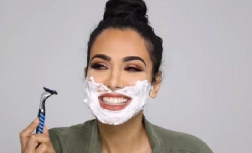 بالصور: خبيرة تجميل عراقية تحلق ذقنها بشفرة الحلاقة