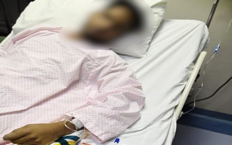شاهد: في خميس مشيط .. مجموعة شبان يعتدون بالضرب على الأب ويطعنون الابن