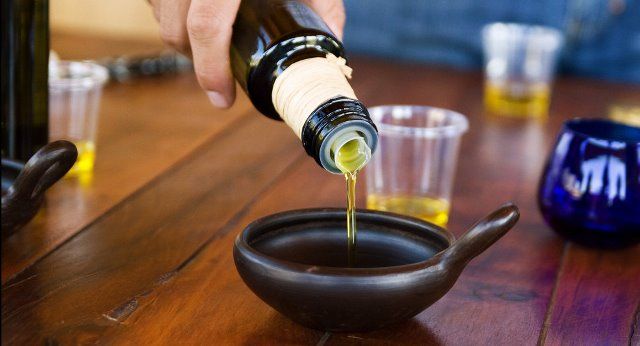 ثمرة يمنية تباع بأبخس الاثمان بينما أسعارها في دول اخرى أغلى من الذهب وأهم من النفط (صور)