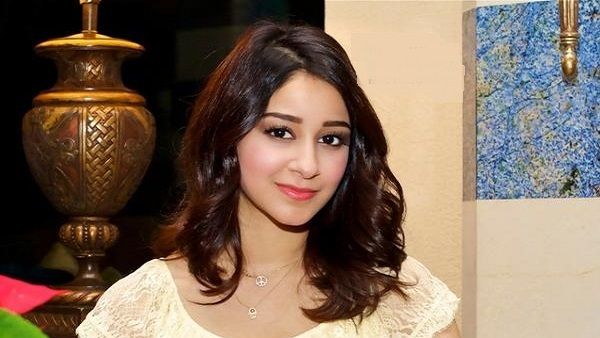 لن تصدق كيف اصبحت .. شاهد اول ظهور للفنانه السعودية الجميلة اسيل عمران بعد إجراءها عملية تجميل لشفائفها ..«شاهد الصور»