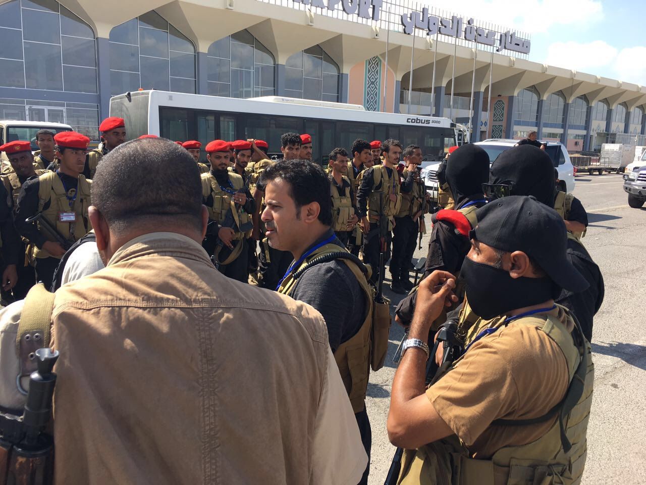 عــــــــاجل : اقتحام مطار عدن الدولي قبل قليل.. وظهور مفاجئ لهذا القائد العسكري بعد طرد المتمردين (صورة)