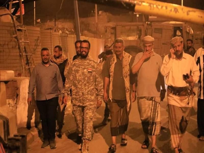 ليس بن بريك ولا عيدروس الزبيدي.. القائد الفعلي للتمرد يظهر في شوارع عدن ويبدأ أول تحرك عسكري مباغت ضد قوات الحماية الرئاسية (صورة)