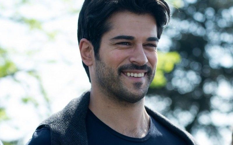أوّل صورة مسرّبة لابن بوراك أوزجيفيت ووزن فهرية أفجان يثير التساؤلات