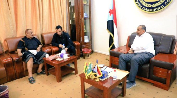 كيف اوقع الاخوان الرئيس هادي بالفخ ...ظهور قائد المنطقة الرابعة ومدير أمن عدن الجديد برفقة الزبيدي.. ما الذي يحدث ؟