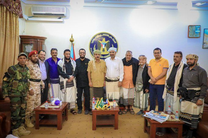 كيف اوقع الاخوان الرئيس هادي بالفخ ...ظهور قائد المنطقة الرابعة ومدير أمن عدن الجديد برفقة الزبيدي.. ما الذي يحدث ؟