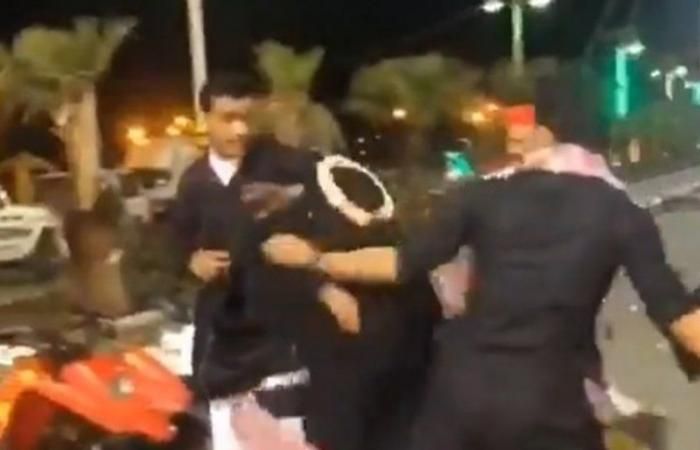 بالفيديو .. شباب يعتدون على بائعة بحديقة العيدابي بجازان