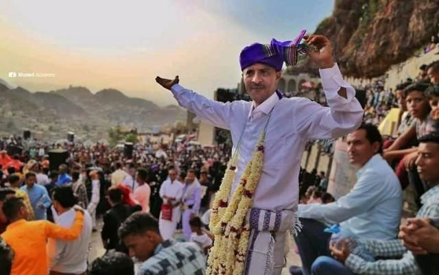 شاهد ..(صورة) نهايه قصة حب نادرة ومؤثرة بين معلم يمني وطالبته بتعز استمرت 13 عاما رفضه اهلها خلاله عشرات المرات