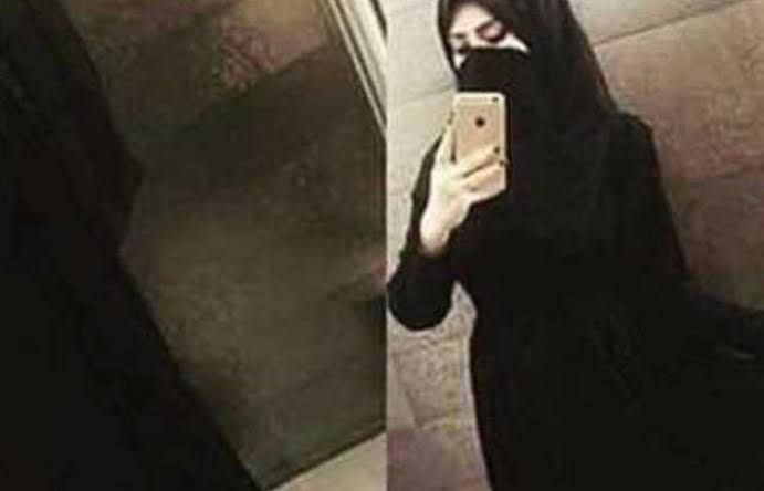 فتاة سعودية تتباهي على ”تويتر” بتحرشها بوافد أسيوي هي ورفيقتها وتصوره داخل غرفة نومها .. شاهد كيف كانت النهاية..!؟