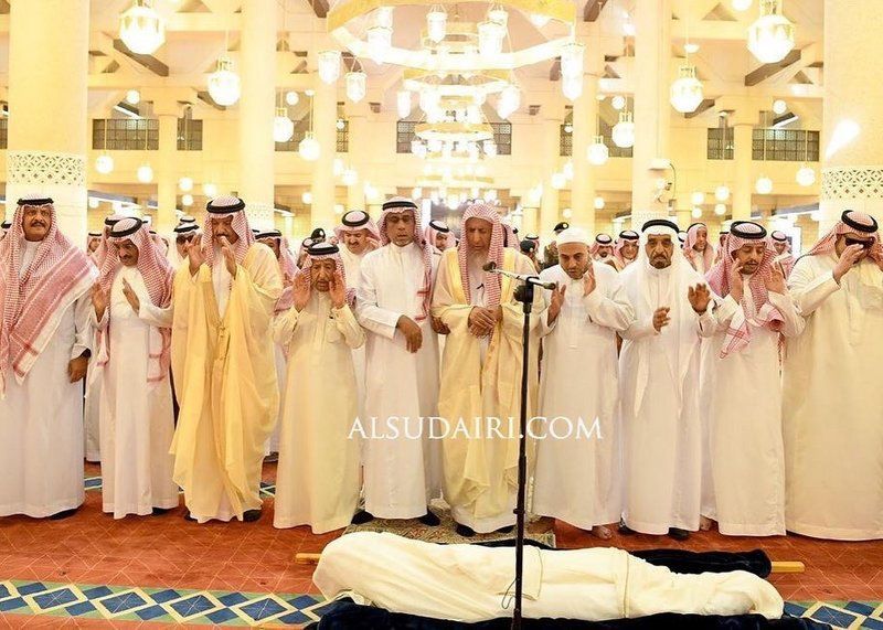 الجموع تؤدي صلاة الميت على "السديري" أمير نجران الأسبق