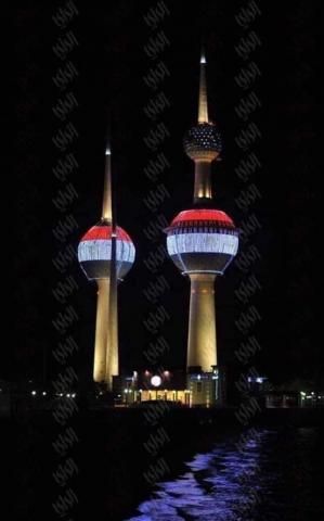 شاهد... دولة خليجية تفتعل شيئ غير متوقع وتضيء أبراجها بالعلم اليمني