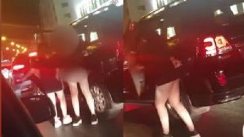فيديو صادم : شجار الذي أغضب أبناء المملكة بين فتاتين بملابس فاضحة مع شاب في قلب العاصمة (شاهد)