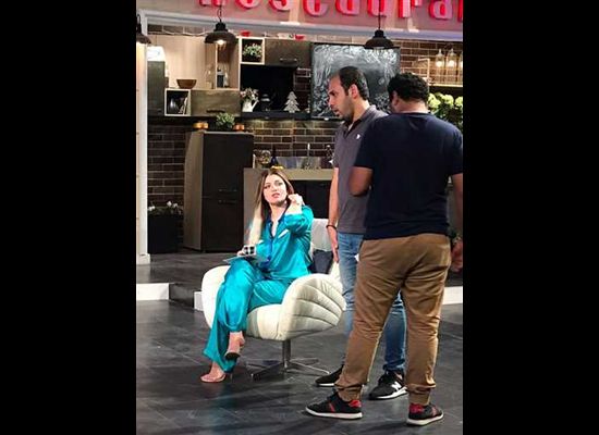 تراند اليوم : شاهد.. طليقة خالد يوسف تظهر بملابس النوم على الهواء...