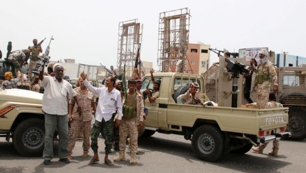 عدن: مليشيات الانتقالي الاماراتي تختطف "مدون" وتقتل وتصيب آخر