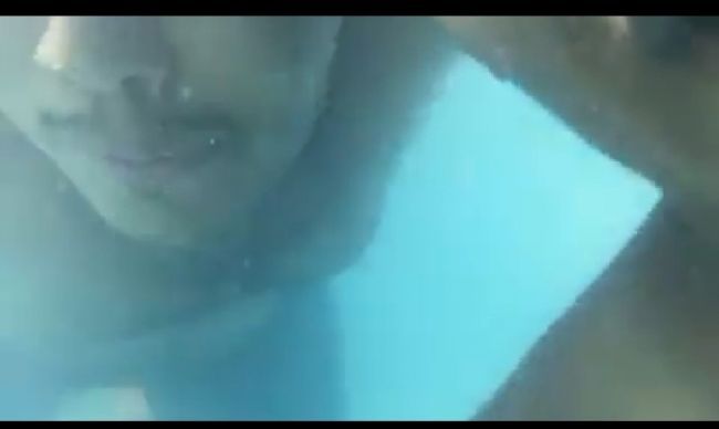 شبان من عدن ينفذون قيق تحت الماء بشكل عملي .. شاهد الفيديو