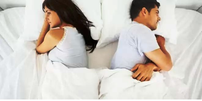 بسبب أفعاله المحرجة .. فنانة مشهورة تشكو تصرفات زوجها في غرفة النوم .. شاهد ماذا يفعل؟