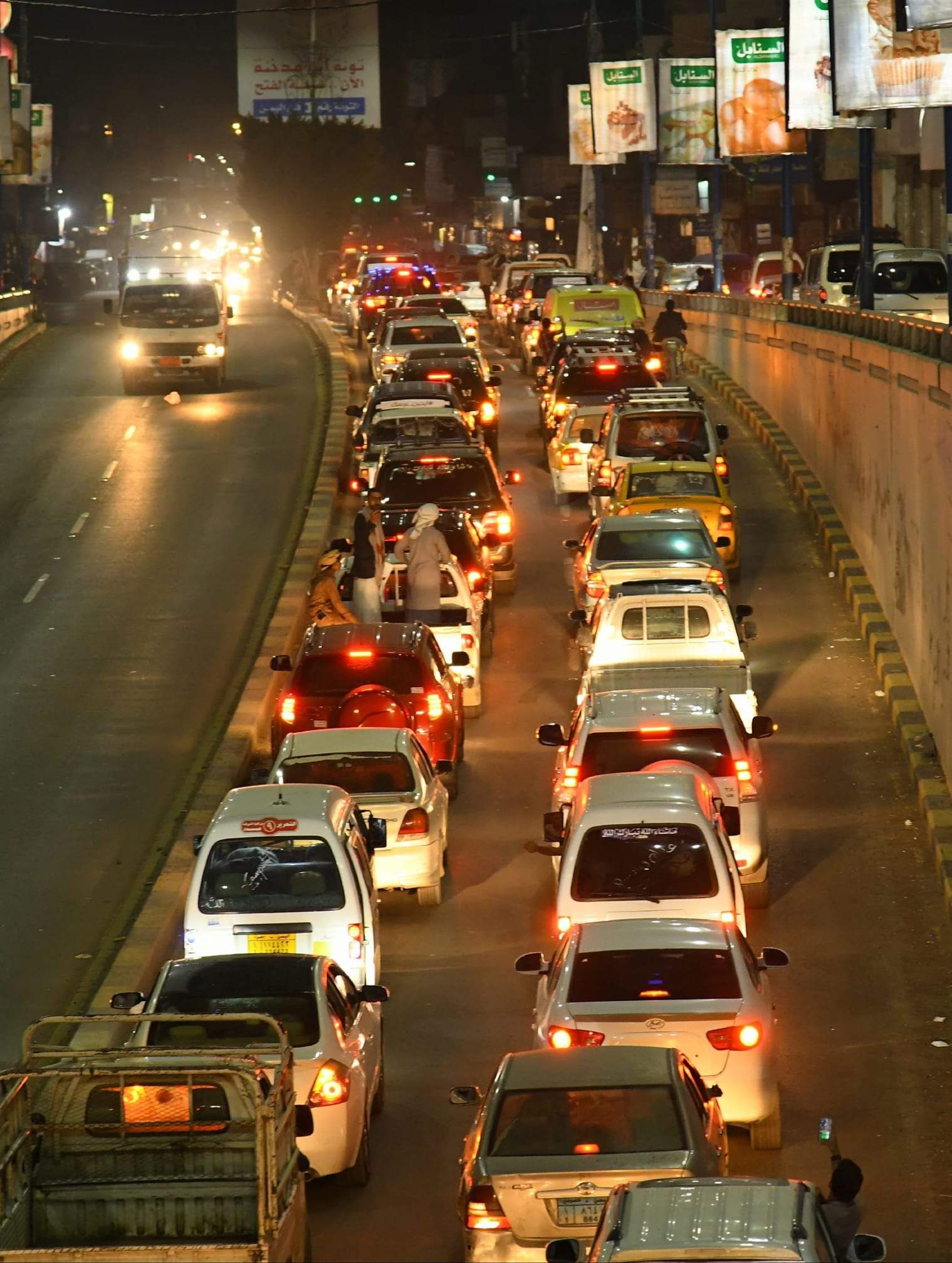 مئات السيارات لزفته وعشرات الهدايا.. كيف لبى اليمنيون دعوة شاب نازح لمشاركته عرسة؟